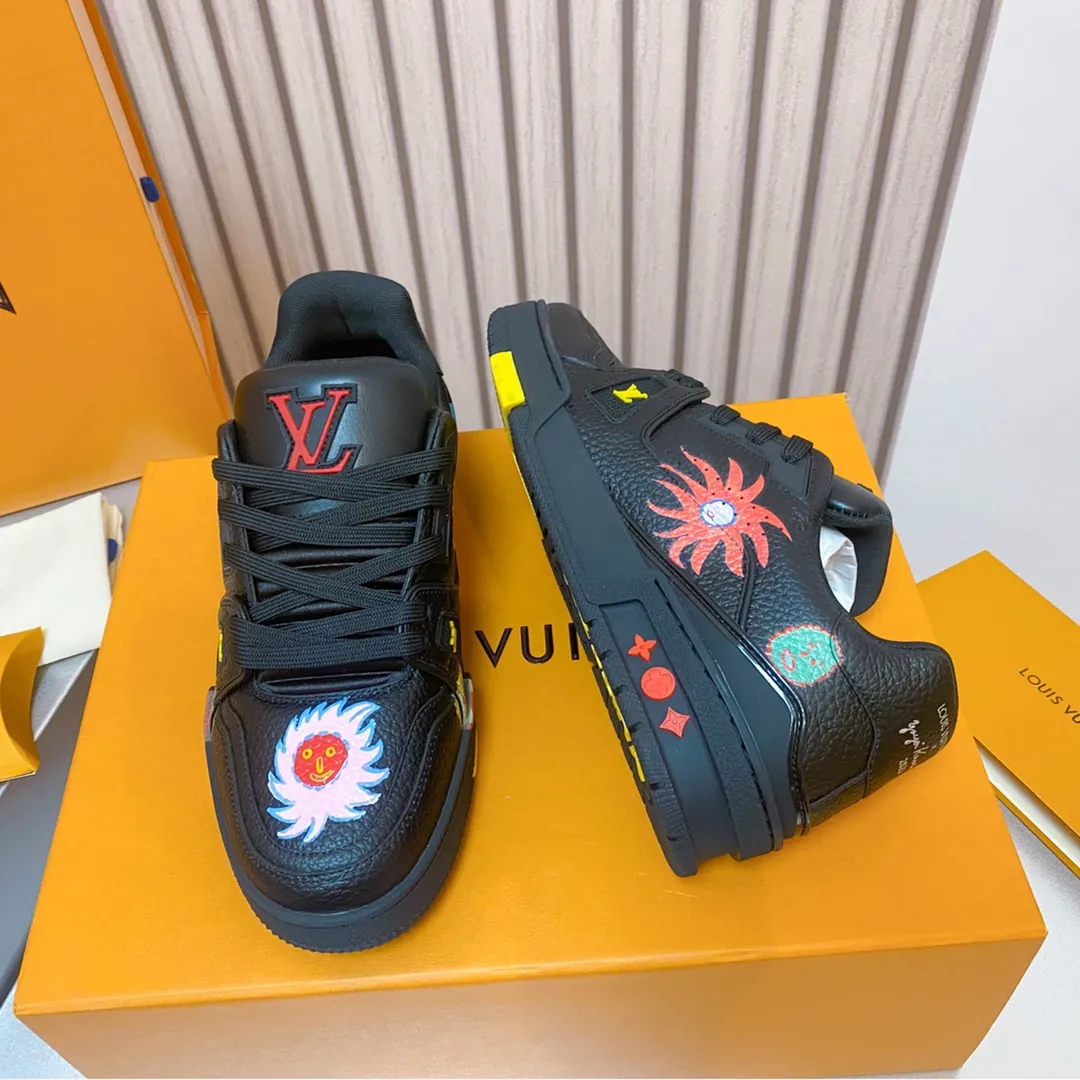 👟👟Ex-factory price 840👟👟 Lujia LV Trainer series Classic hot-selling sneakers are originally developed and heavily invested in quality building. The eye-catching innovation in the upgrading and re-engineering project. The upper is made of finely selected calf leather. Craftsmanship details: topstitching, handwritten notes. LV letters on the tongue and side. Handwritten Louis Vuitton logo on the side. Luggage tag on the side. LV on the back. U👟👟Ex-factory price cycling upcycled logo The outsole is decorated with Monogram flowers The outsole is all original T👟👟Ex-factory price U material, extremely high-grade and super wear-resistant Sixe: 35~46